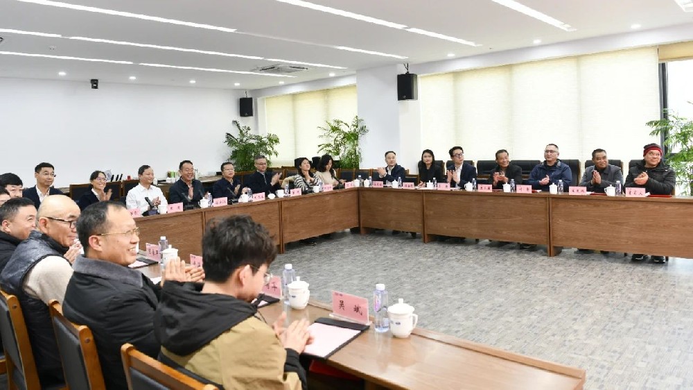 三方聯(lián)動 暖“新”關懷——海上勞動關系三方座談會暨慰問海員活動在江蘇遠洋舉行