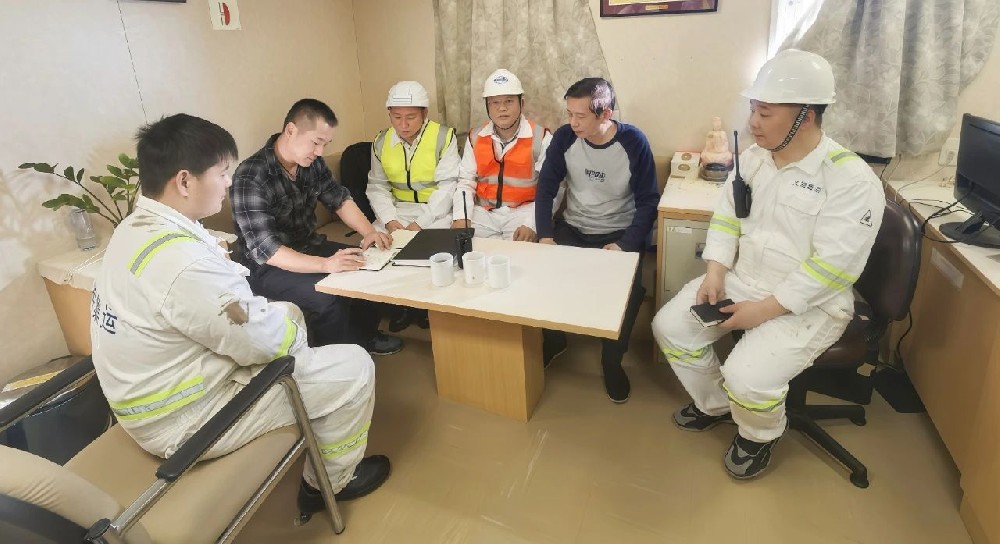 情暖遠(yuǎn)洋船艙 筑牢安全防線——江蘇遠(yuǎn)洋散貨公司開(kāi)展“江遠(yuǎn)遠(yuǎn)明”輪節(jié)前安全檢查與慰問(wèn)