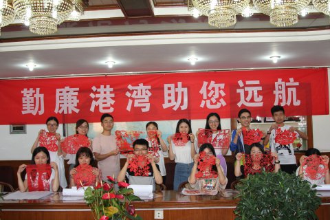 廉潔窗花裝扮我心——公司紀委組織新入職員工剪廉潔窗花活動