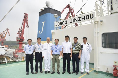 公司總經(jīng)理毛雪強一行對“錦州”輪進行安全檢查和慰問