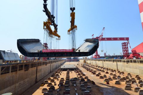 江蘇遠洋在大連中遠海運川崎船廠投資建造的兩艘6.1萬噸超靈便型散貨船舉行鋪龍骨儀式