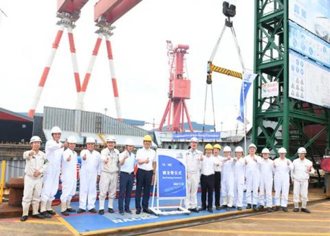 江蘇遠(yuǎn)洋又一艘6.1萬(wàn)噸超靈便型散貨船（NE308）起工搭載