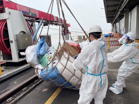 緊隨黨旗同攜手，共與“遠(yuǎn)洋”濟(jì)遠(yuǎn)舟——省外供“白衣戰(zhàn)士”為錦州輪遠(yuǎn)行勇士送溫暖