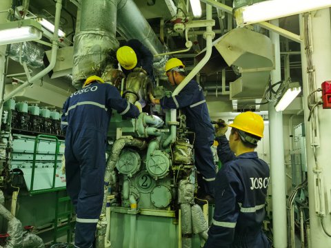 “兩在兩同”建新功，遠(yuǎn)洋一線黨旗紅 | 一場與八級海上風(fēng)暴的“終極賽跑”